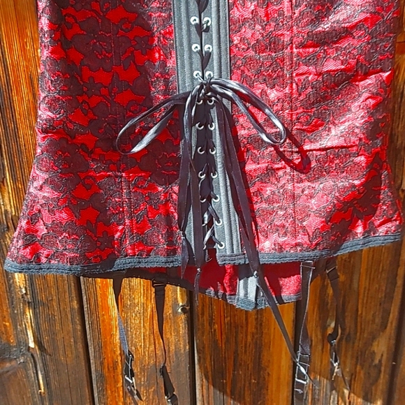 Quality Red and Black lace corset - Picture 11 of 15